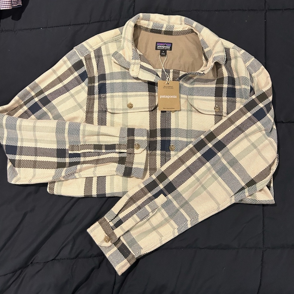 NWT Patagonia men’s fjord loft shirt in mist neutral